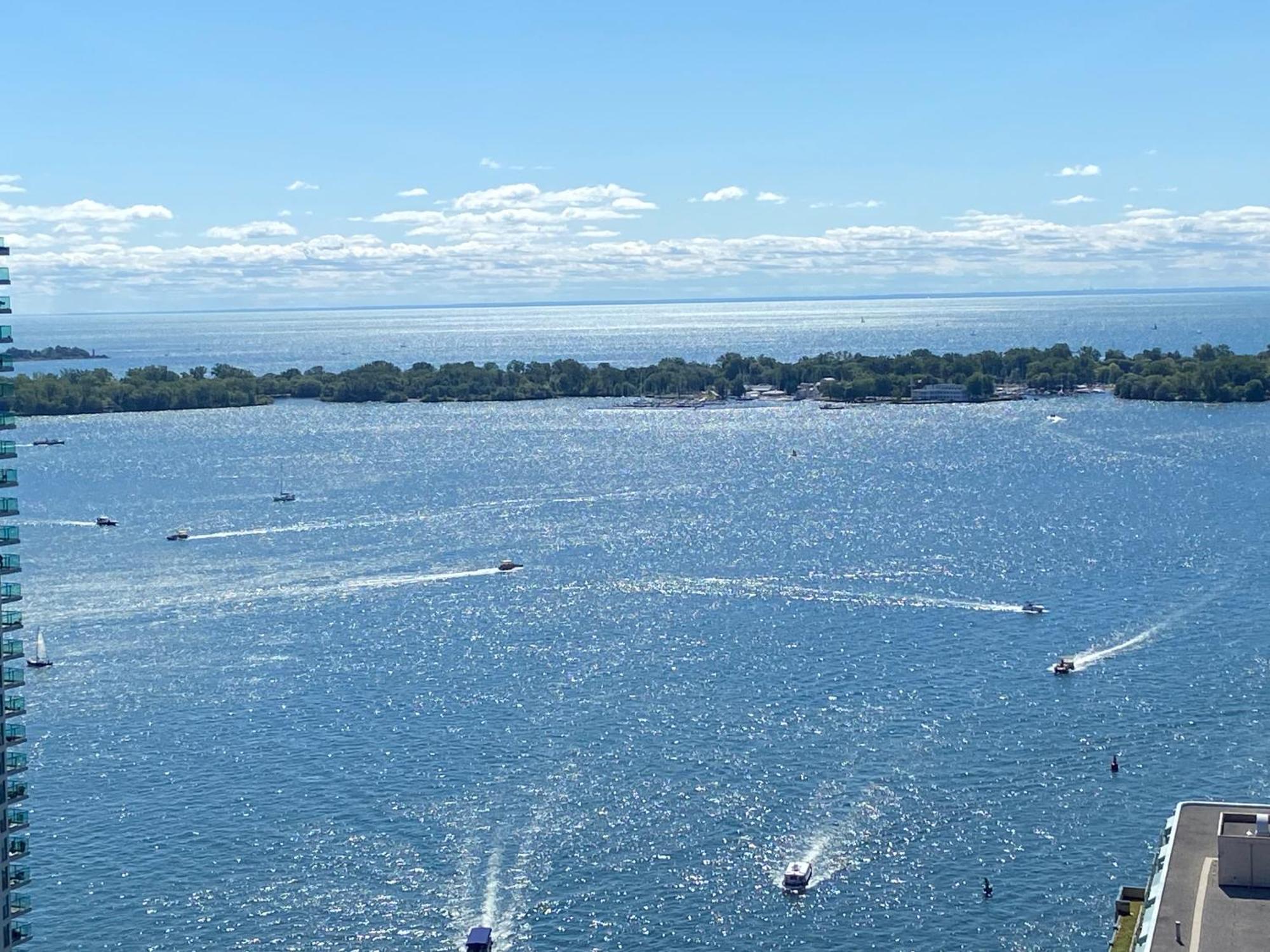 Lakeside Haven: Harbourfront With Million-dollar Views *