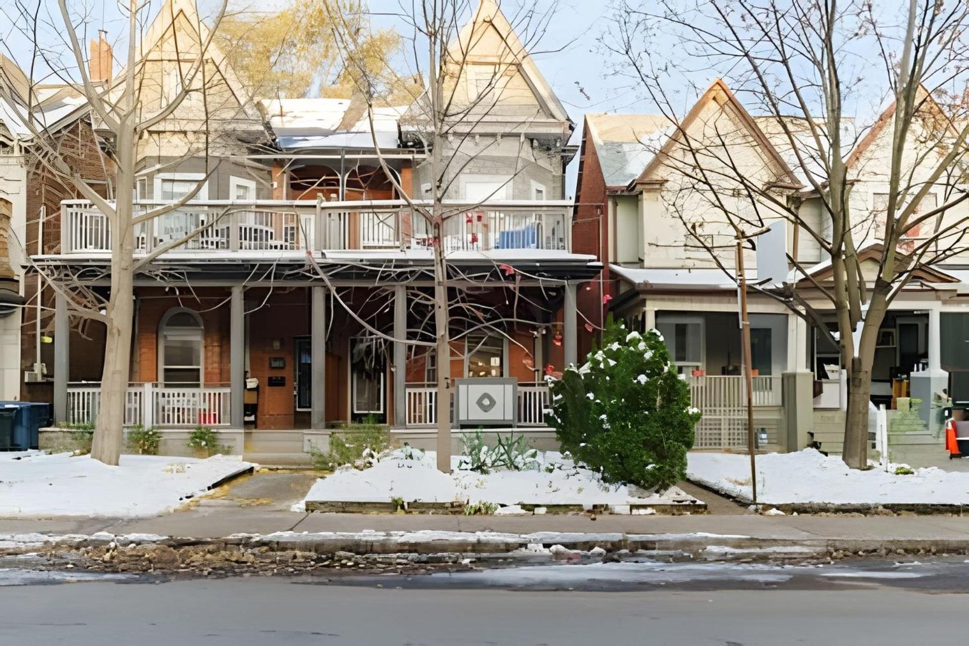 Charming Family House 3 Bdr With Balcony Toronto
