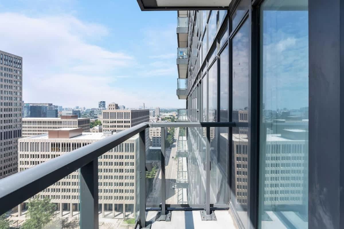 Easy Access 1br On Bay Street Apartment Toronto