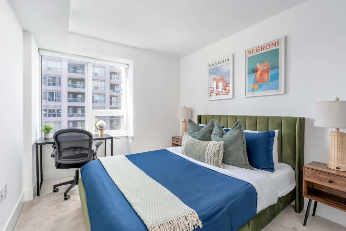 Easy Access 1br On Bay Street *