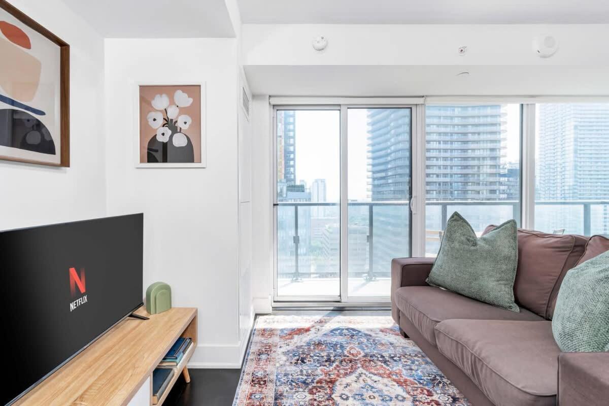 Easy Access 1br On Bay Street Apartment Toronto