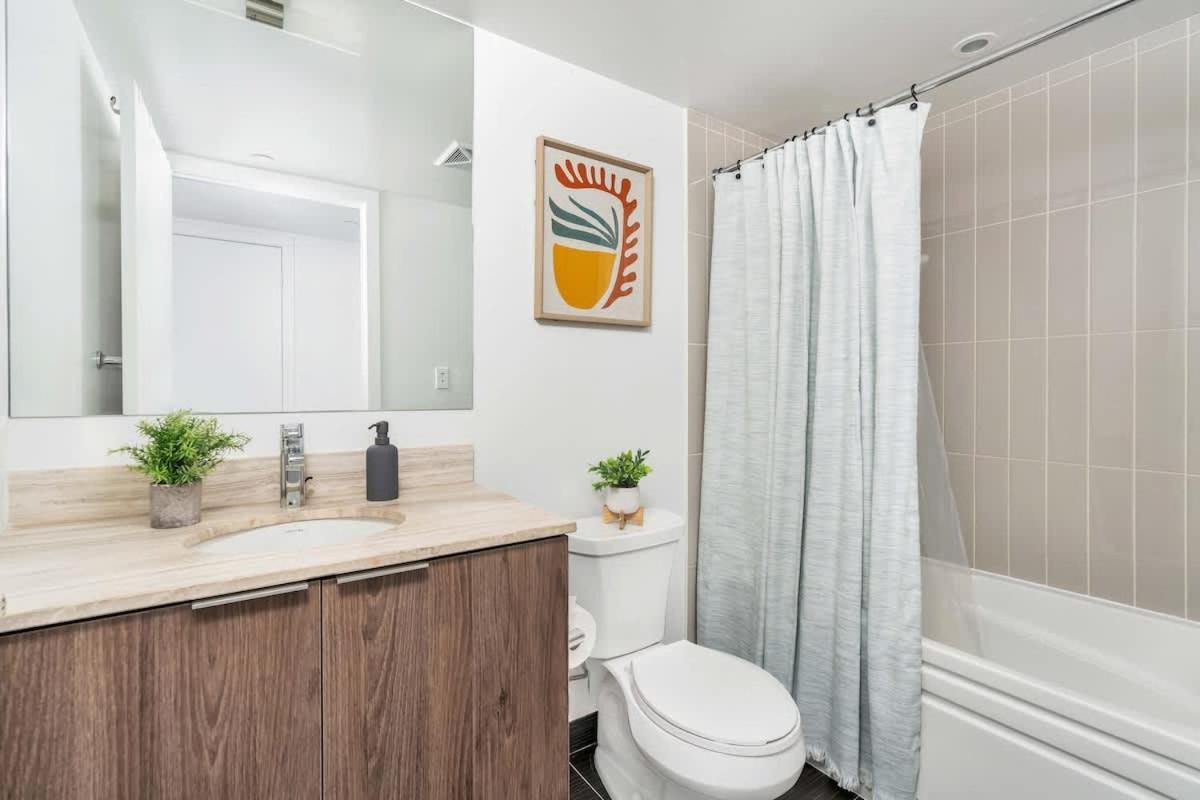 Easy Access 1br On Bay Street * Toronto