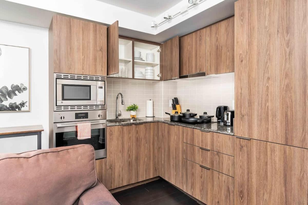 Easy Access 1br On Bay Street Apartment
