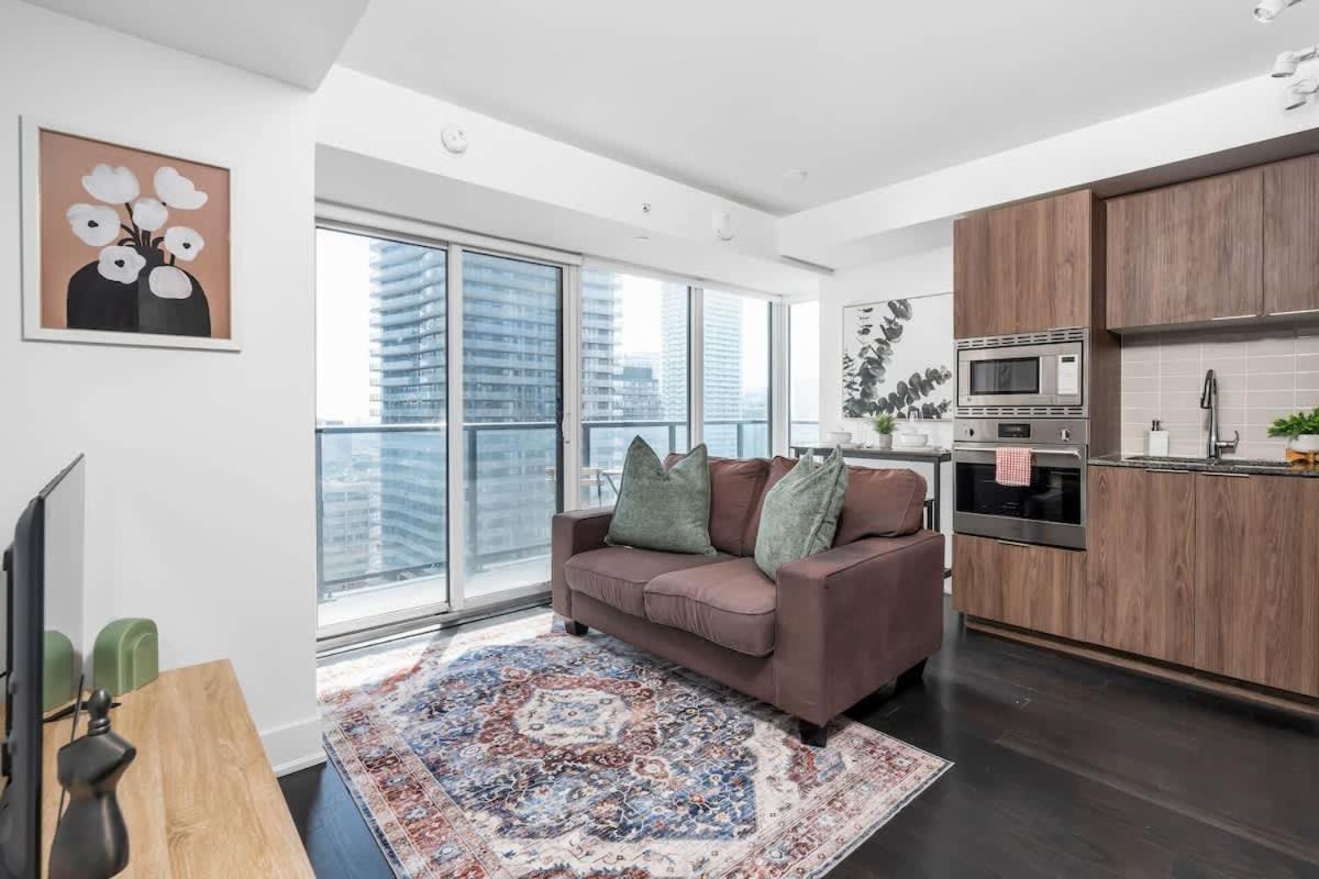 Easy Access 1br On Bay Street