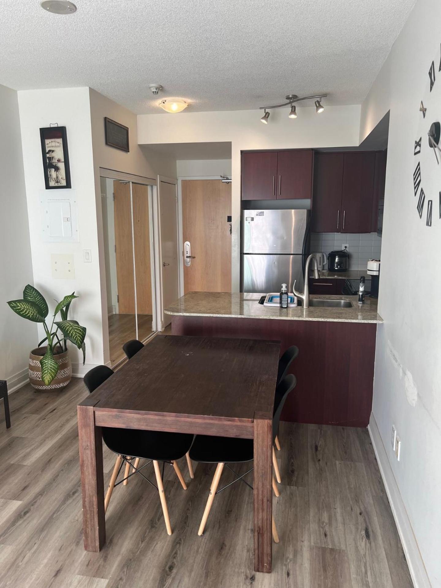 Prestigious 2-bdrm - Across From Scotiabank Arena Apartment