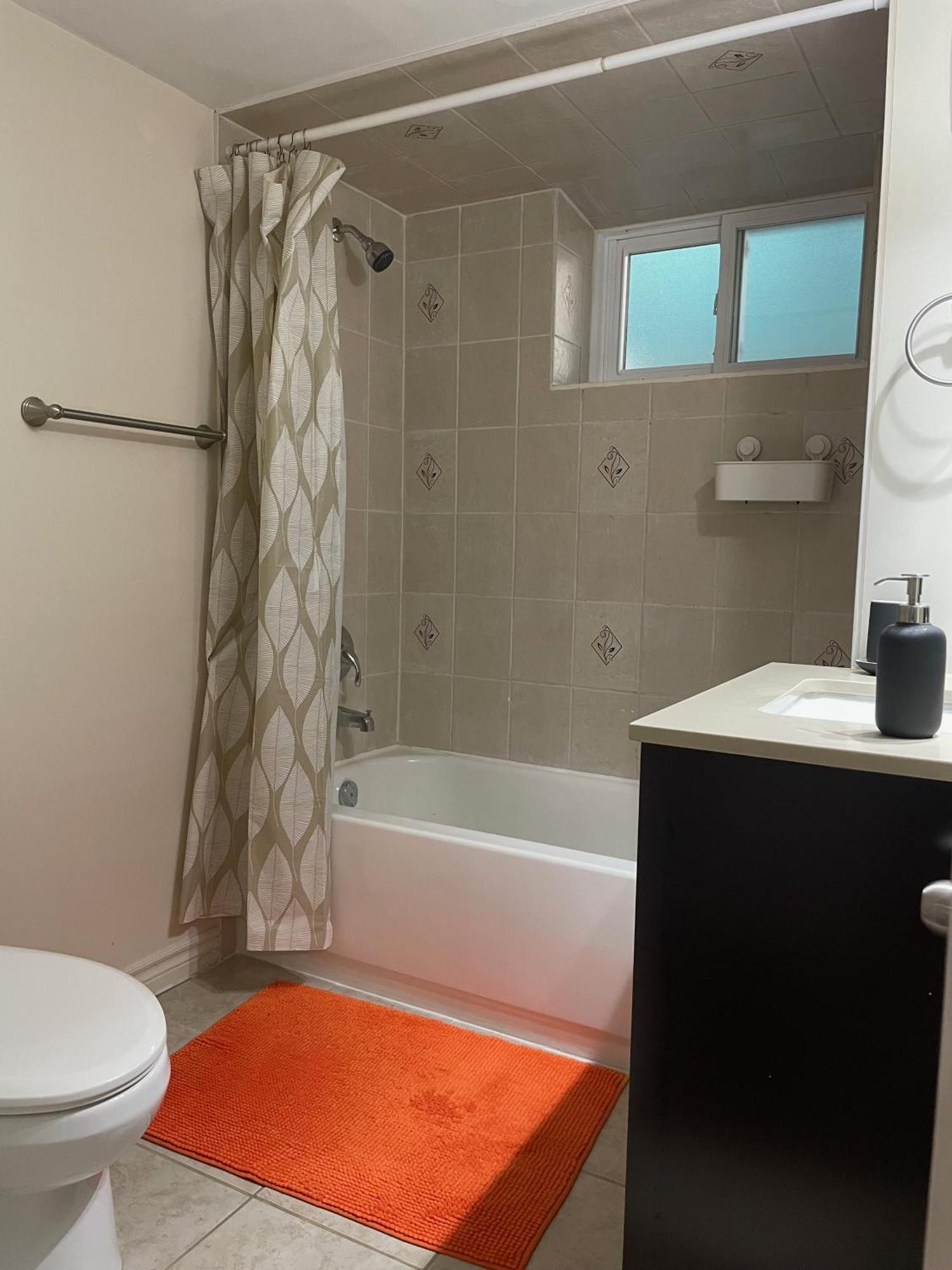 Entire Floor Privet Yard King Queen Twin Holiday home Toronto