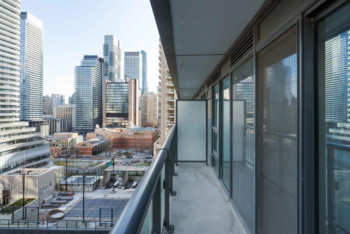 Downtown 2 Beds Near Uoft Apartment *