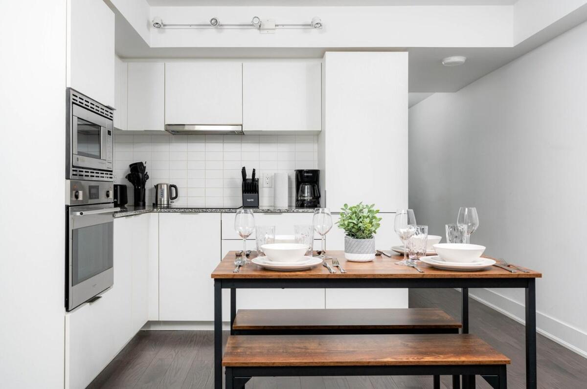 Downtown 2 Beds Near Uoft Apartment *