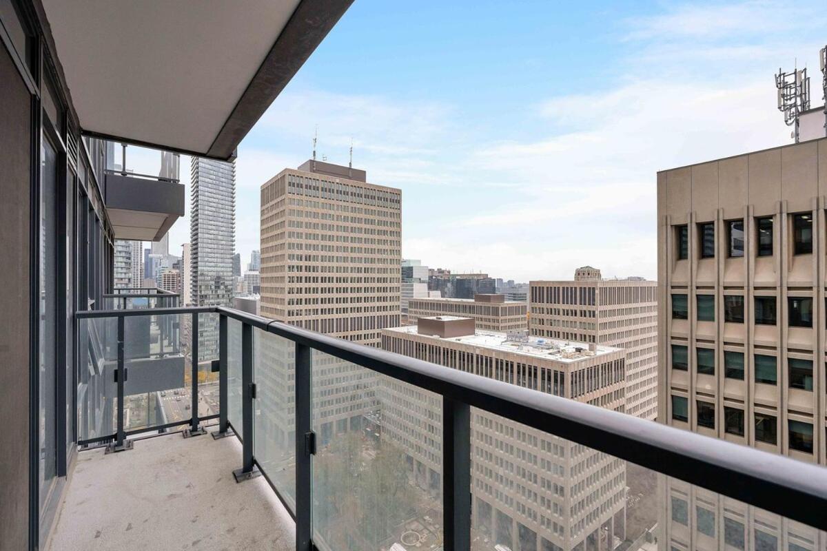 Spacious And 1br In Heart Of Downtown Apartment Toronto