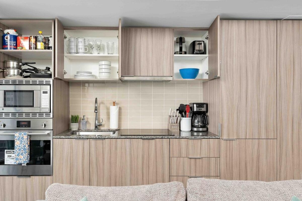 Apartment Spacious And 1br In Heart Of Downtown Toronto