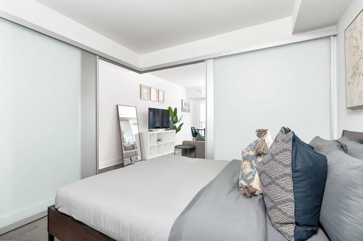Spacious And 1br In Heart Of Downtown * Toronto