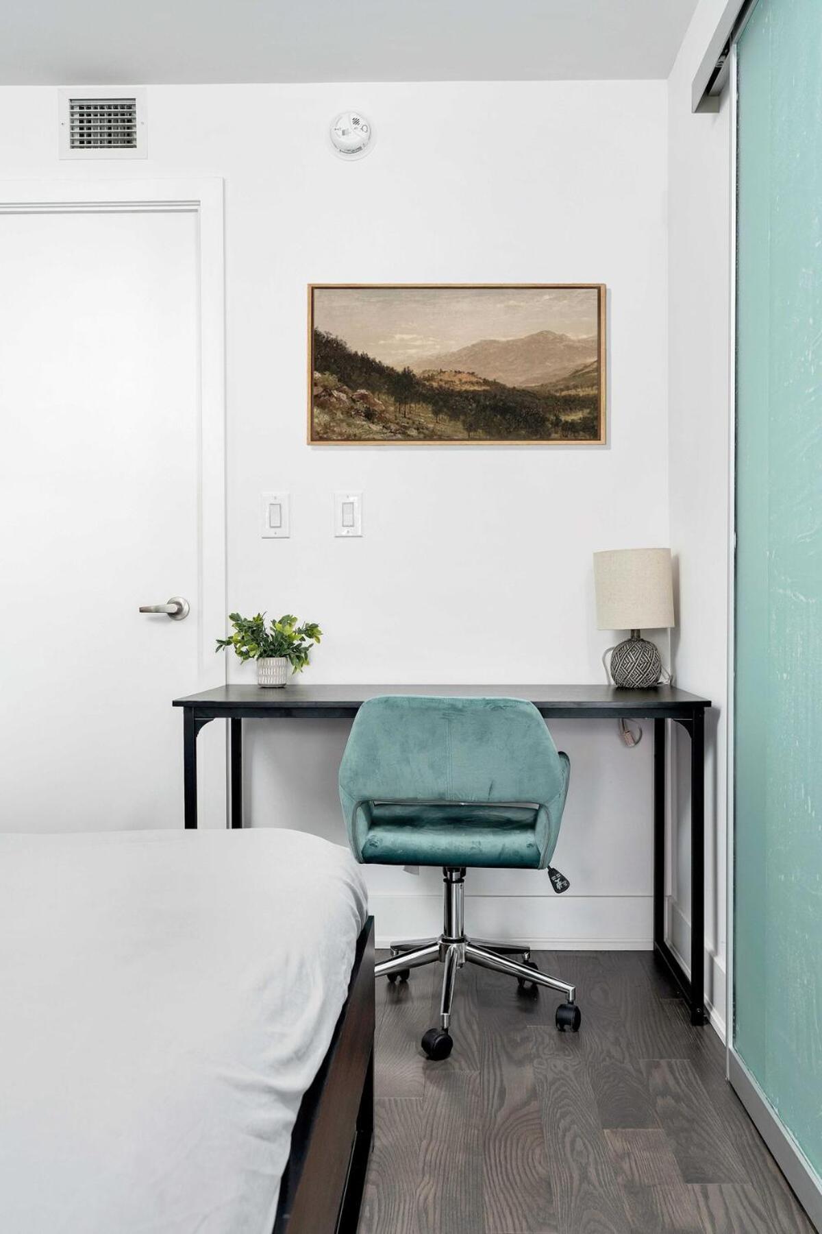 Spacious And 1br In Heart Of Downtown Apartment Toronto