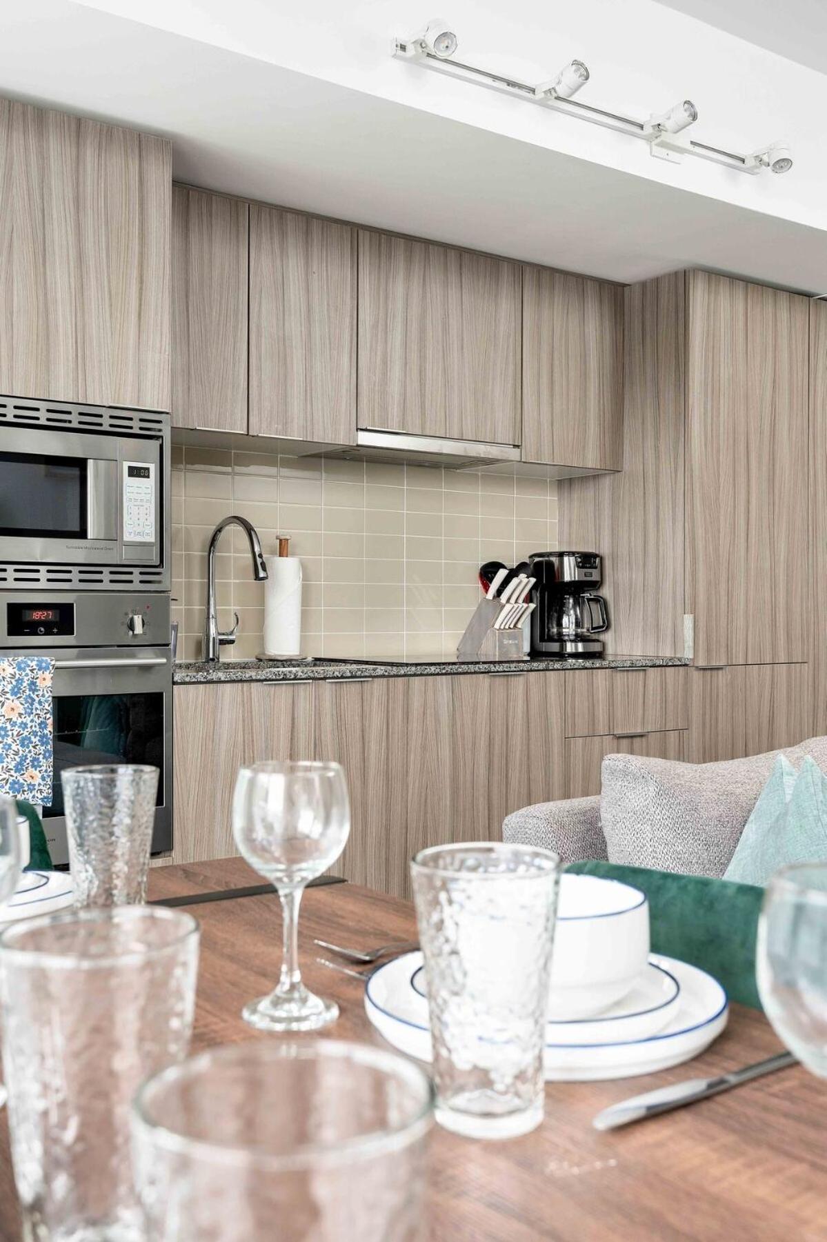Apartment Spacious And 1br In Heart Of Downtown Toronto