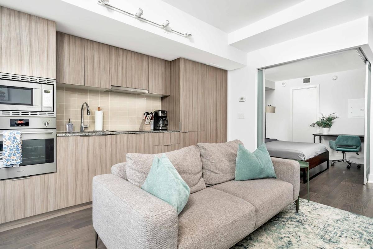 Apartment Spacious And 1br In Heart Of Downtown Toronto