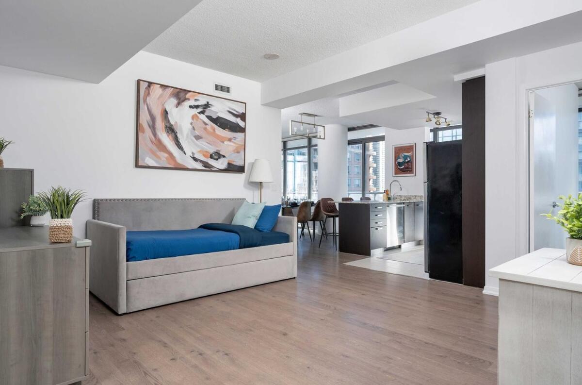 Beautiful 2br 2ba W 4 Beds Near Yorkville Bloor *