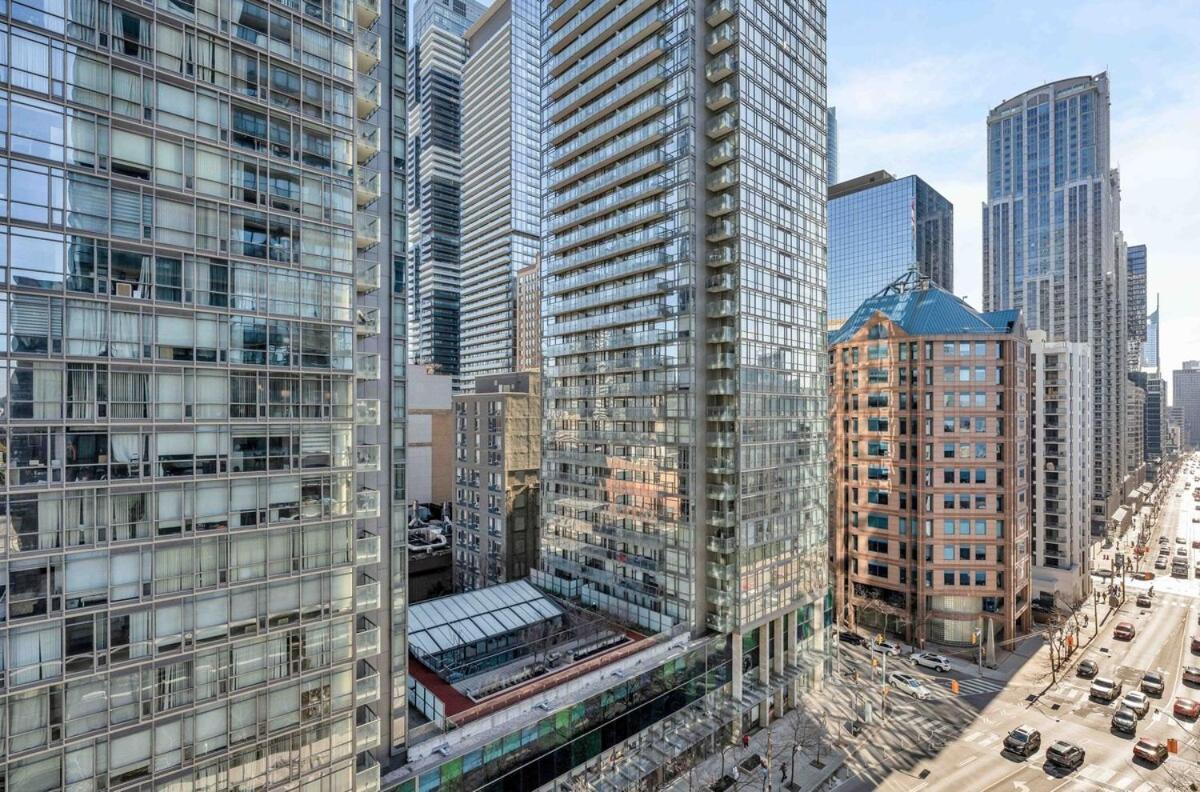 Beautiful 2br 2ba W 4 Beds Near Yorkville Bloor Apartment