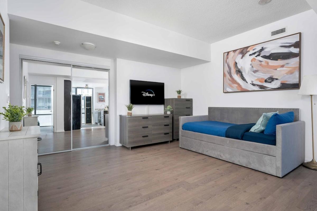 Beautiful 2br 2ba W 4 Beds Near Yorkville Bloor Apartment *