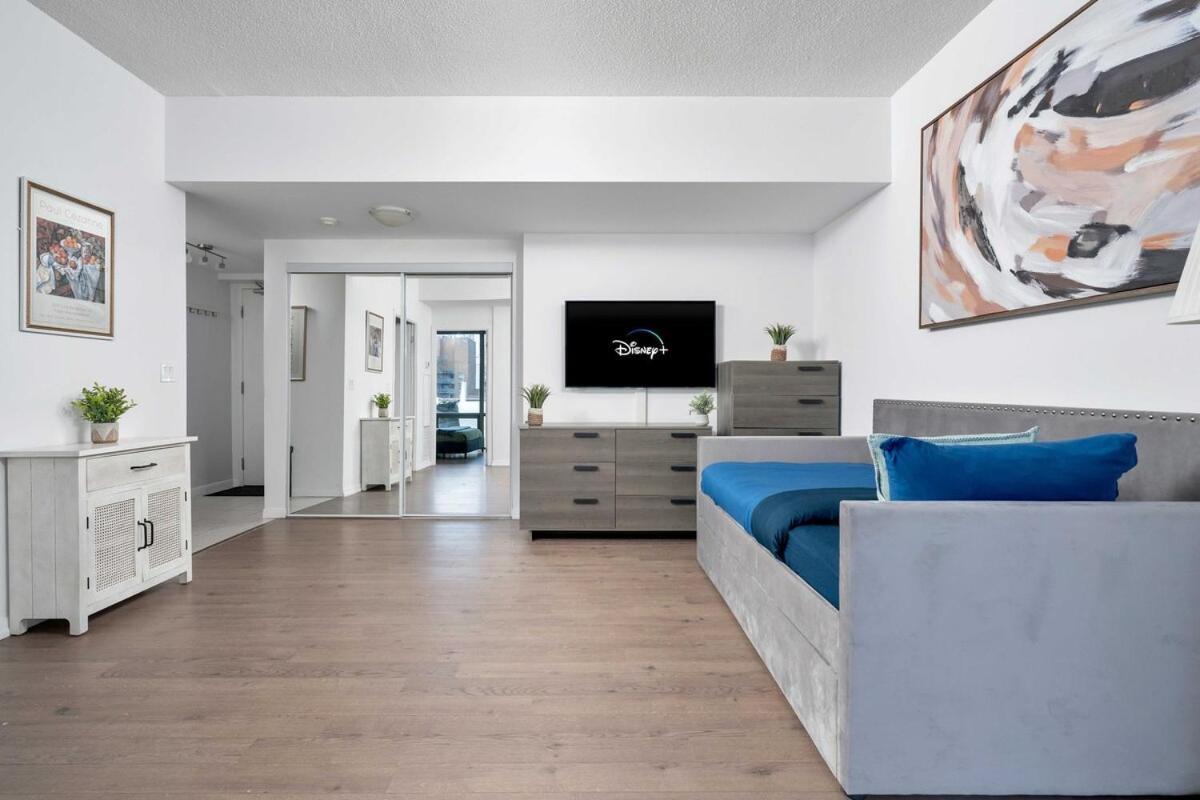 Beautiful 2br 2ba W 4 Beds Near Yorkville Bloor *
