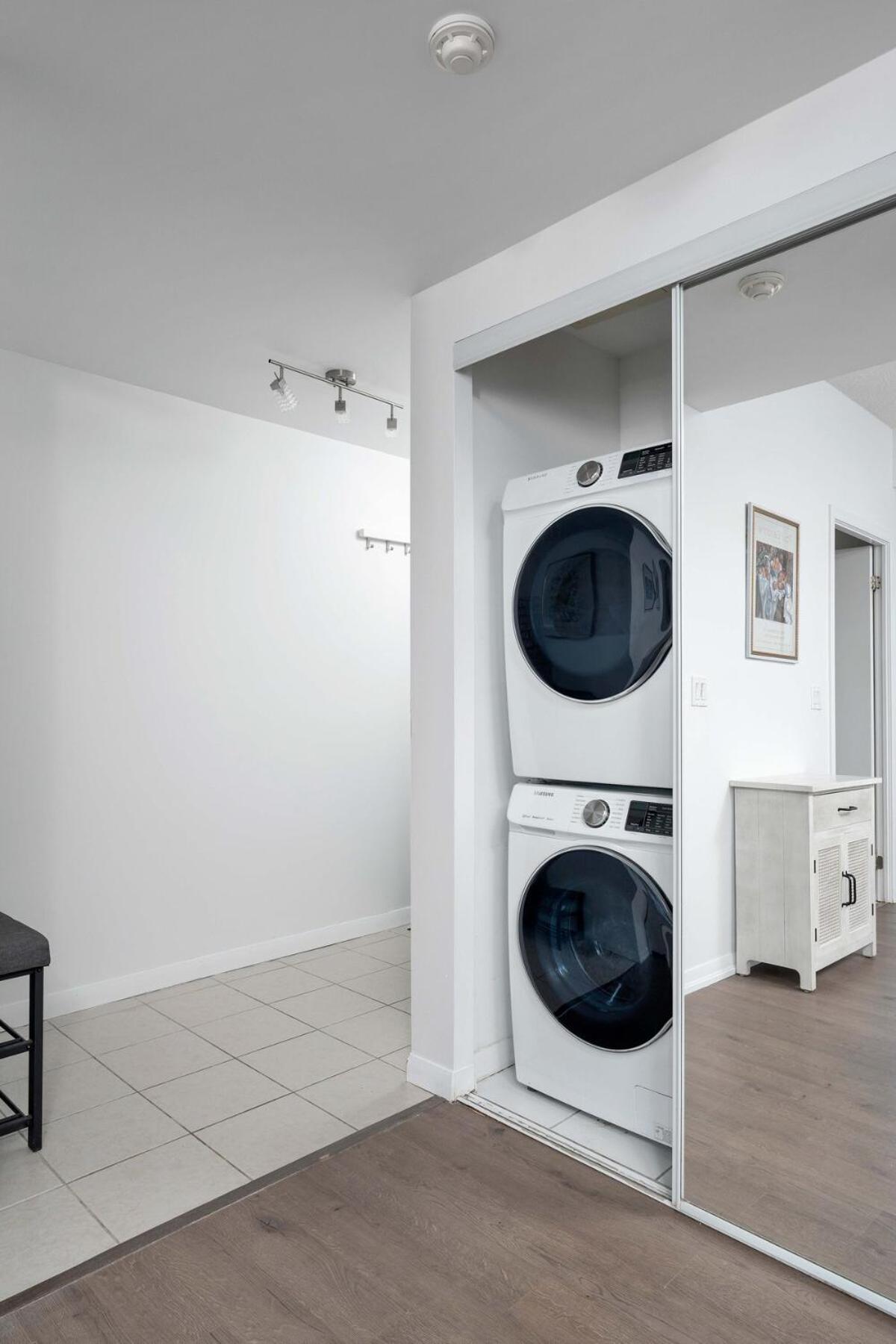 Apartment Beautiful 2br 2ba W 4 Beds Near Yorkville Bloor Toronto