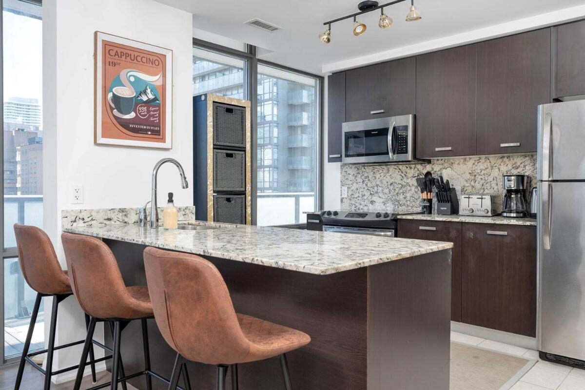 Beautiful 2br 2ba W 4 Beds Near Yorkville Bloor *