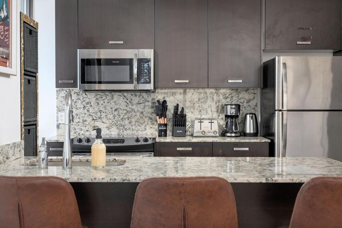 Beautiful 2br 2ba W 4 Beds Near Yorkville Bloor Toronto