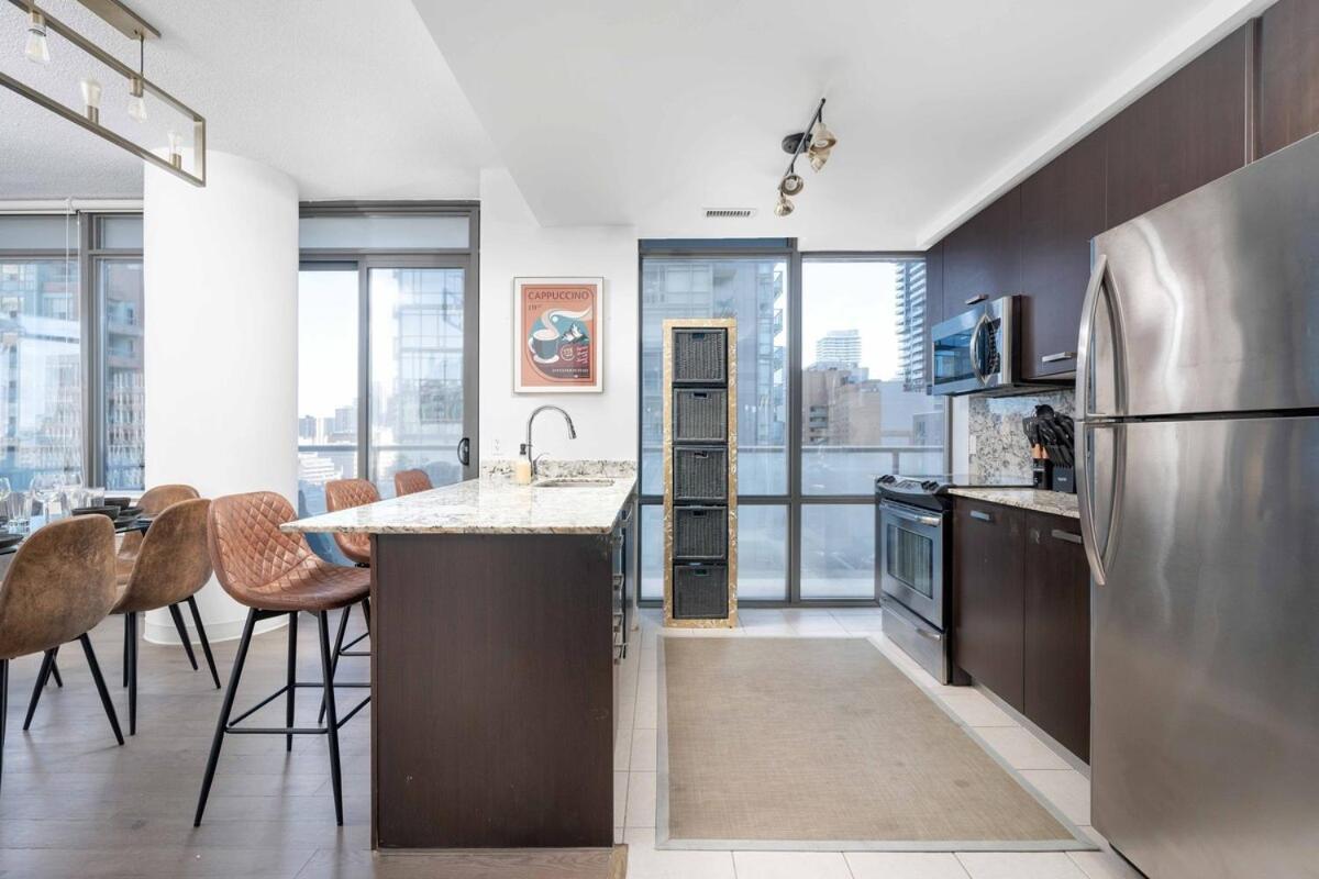 Beautiful 2br 2ba W 4 Beds Near Yorkville Bloor * Toronto