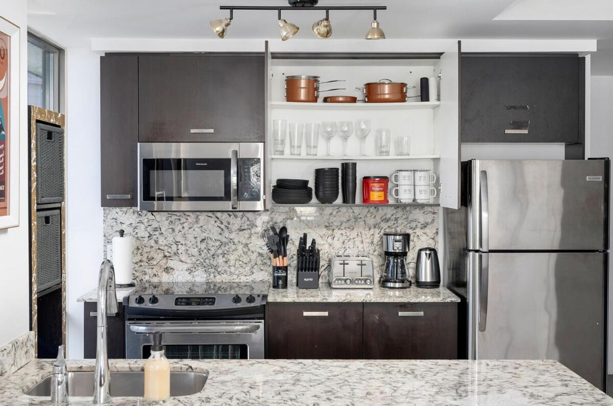 Beautiful 2br 2ba W 4 Beds Near Yorkville Bloor Apartment Toronto