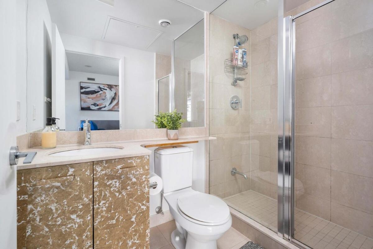 Apartment Beautiful 2br 2ba W 4 Beds Near Yorkville Bloor Toronto