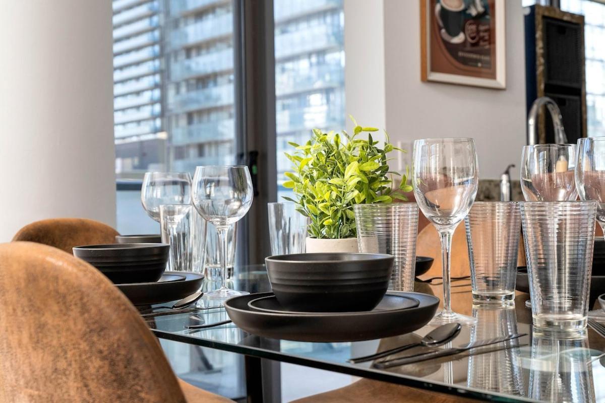 Beautiful 2br 2ba W 4 Beds Near Yorkville Bloor Toronto