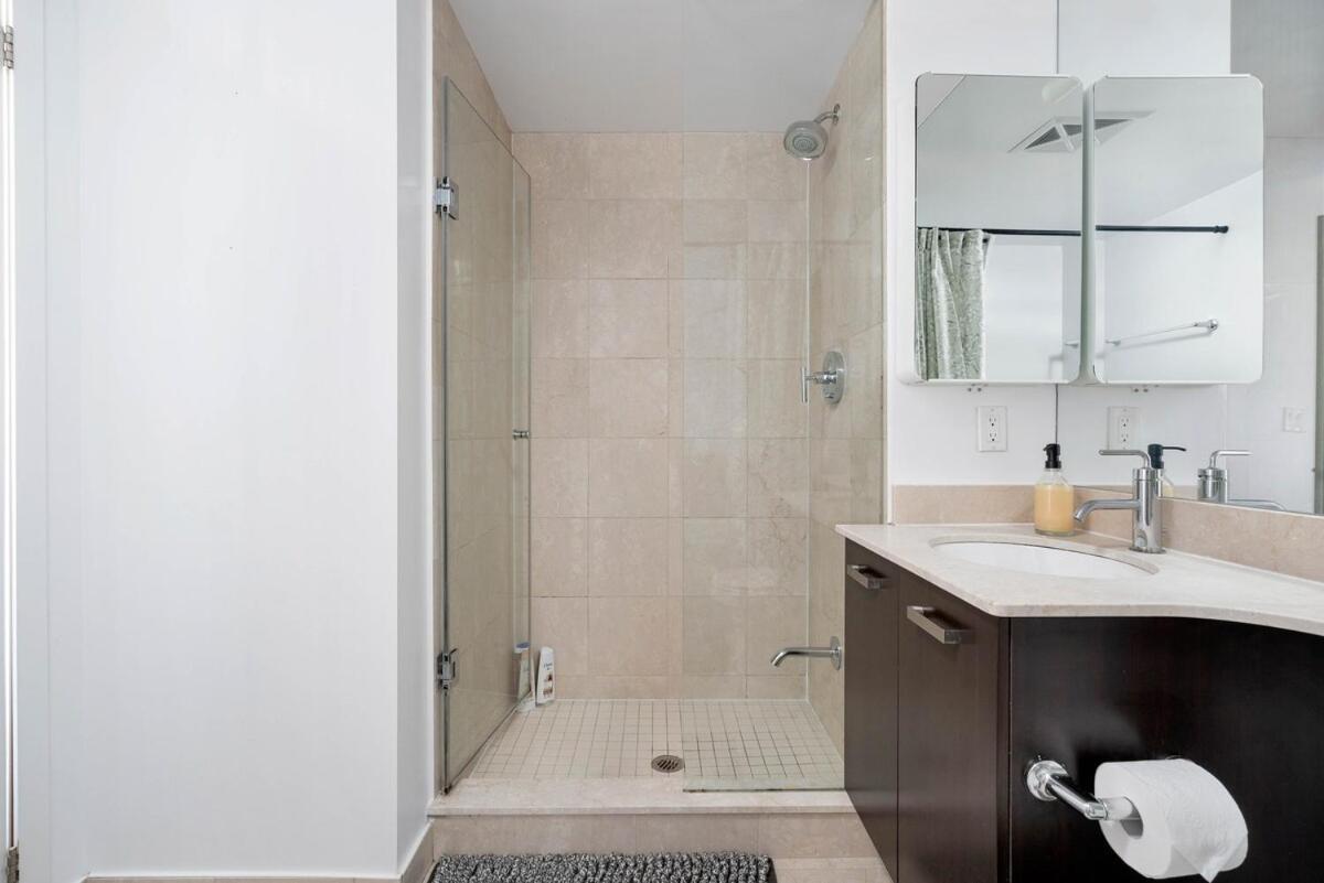 Beautiful 2br 2ba W 4 Beds Near Yorkville Bloor Apartment Toronto