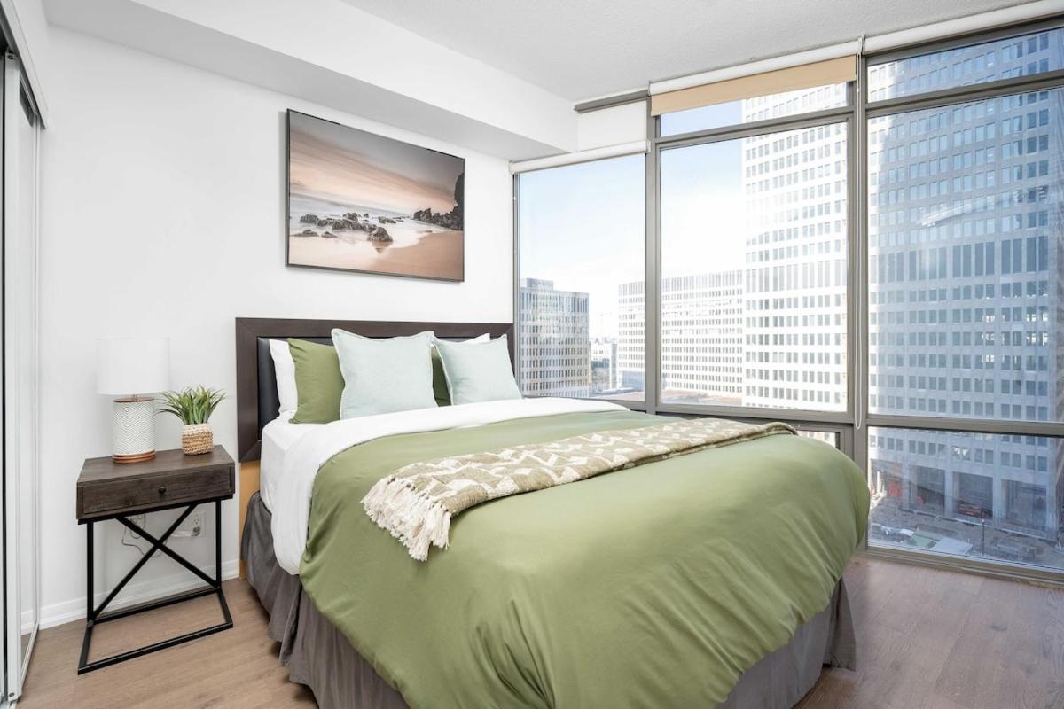 Beautiful 2br 2ba W 4 Beds Near Yorkville Bloor * Toronto