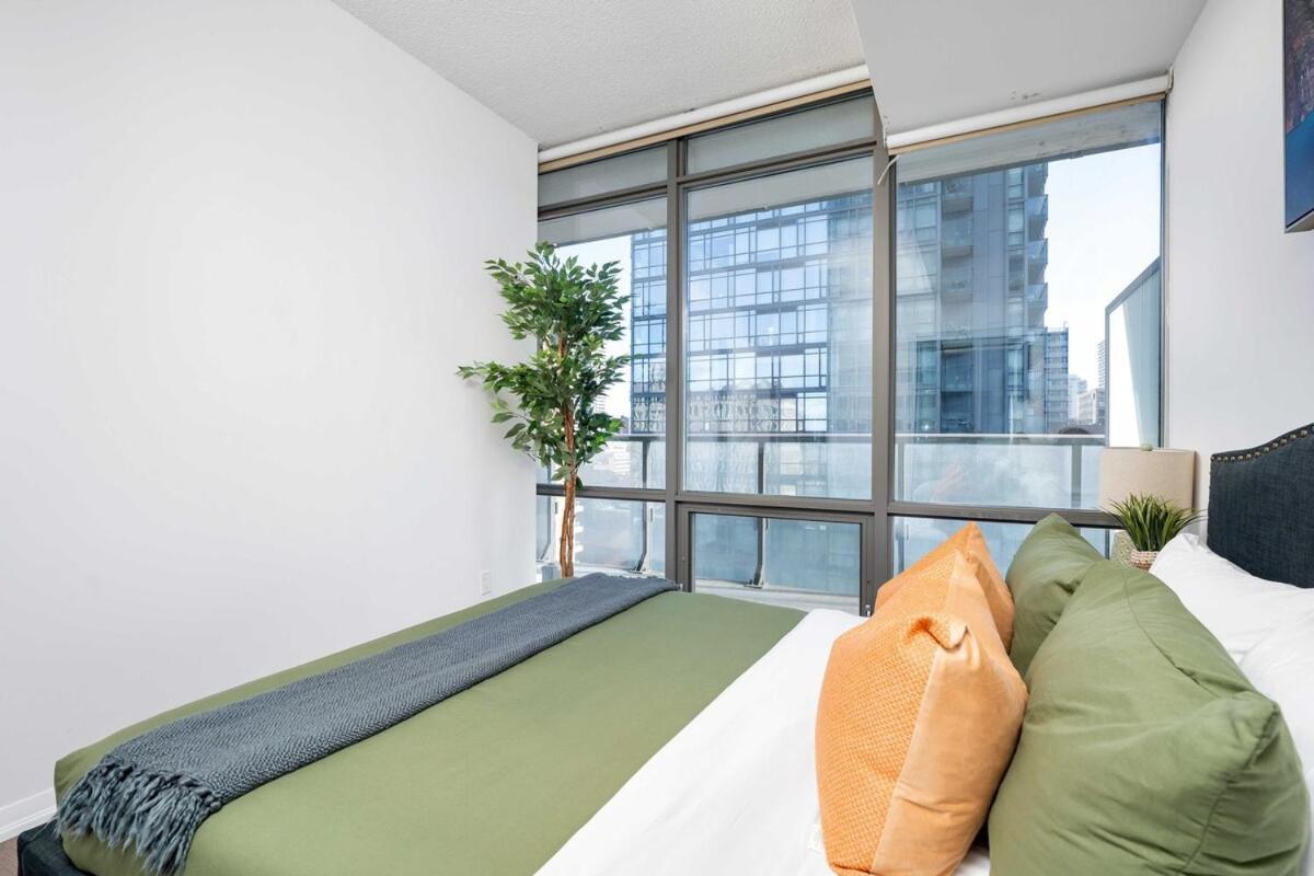 Beautiful 2br 2ba W 4 Beds Near Yorkville Bloor Apartment