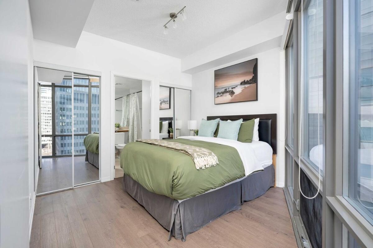 Beautiful 2br 2ba W 4 Beds Near Yorkville Bloor Apartment *