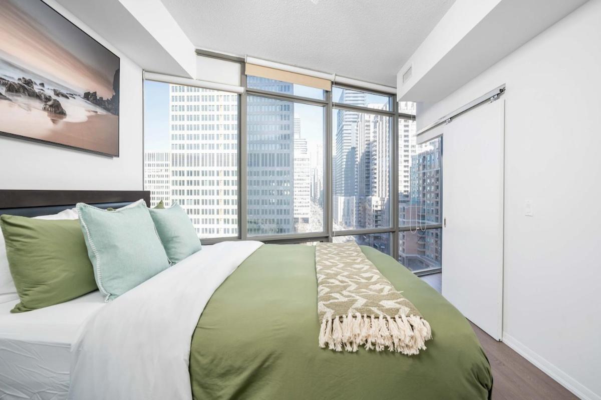 Beautiful 2br 2ba W 4 Beds Near Yorkville Bloor *