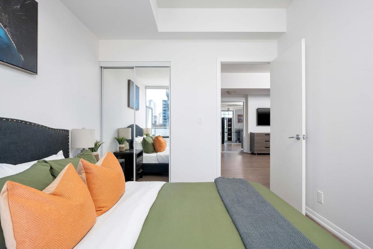 Beautiful 2br 2ba W 4 Beds Near Yorkville Bloor Apartment *