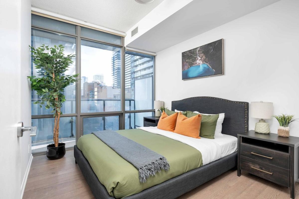 Beautiful 2br 2ba W 4 Beds Near Yorkville Bloor * Toronto