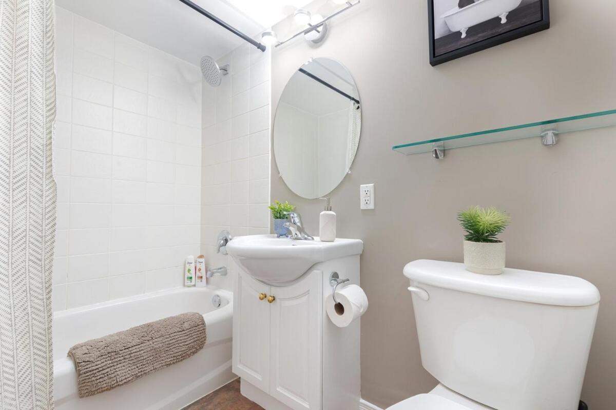 Holiday home Comfy Liberty Village 1bd Steps From King St *