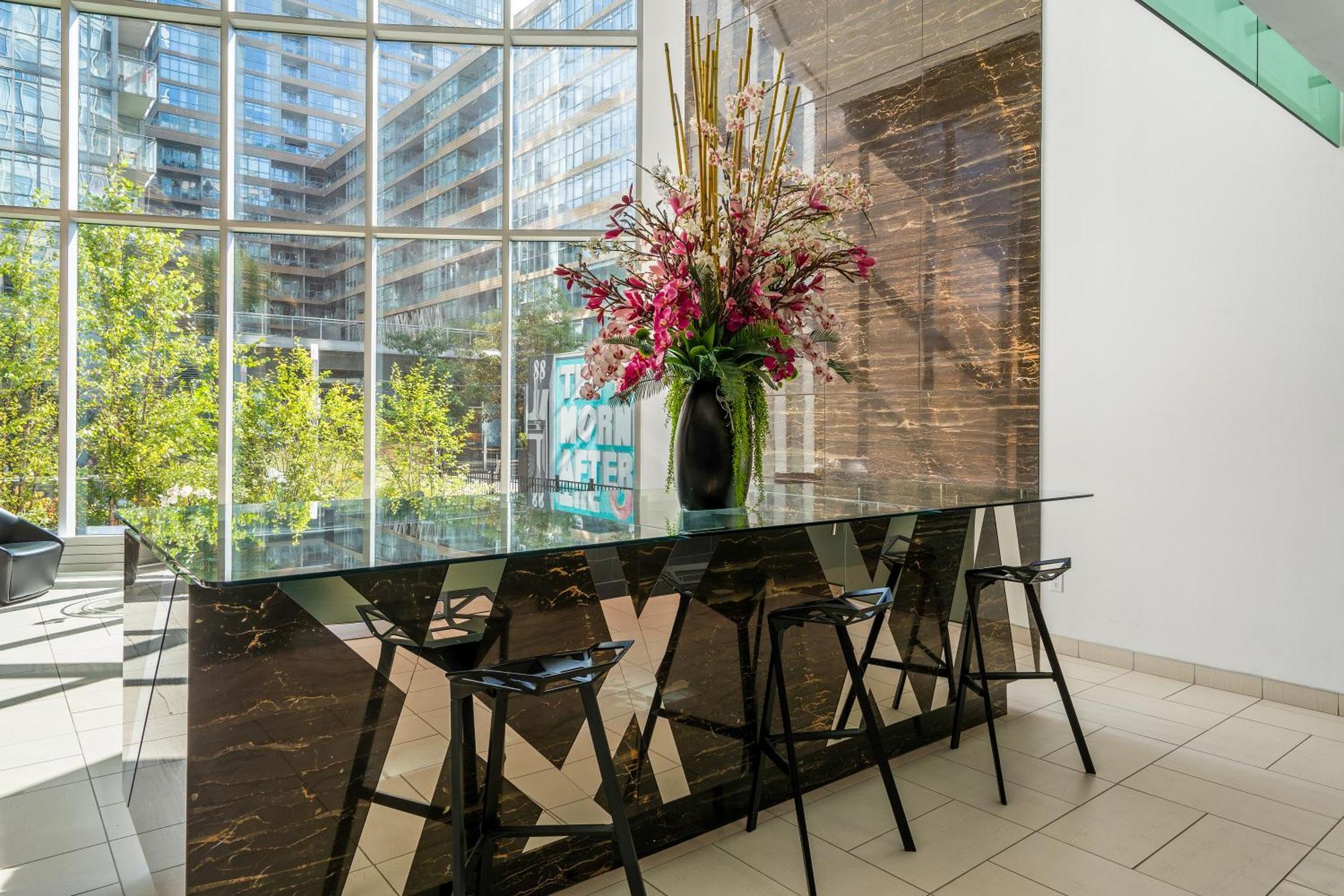 Exquisite By Cn Tower With Parking Apartment *
