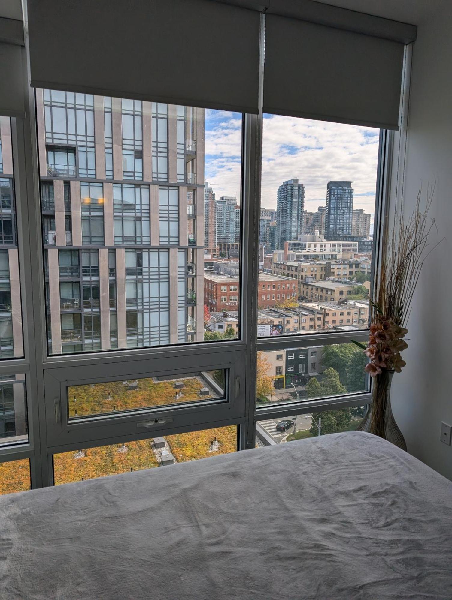 Liberty Village 1 Bedroom 2 Bathroom Apartment *