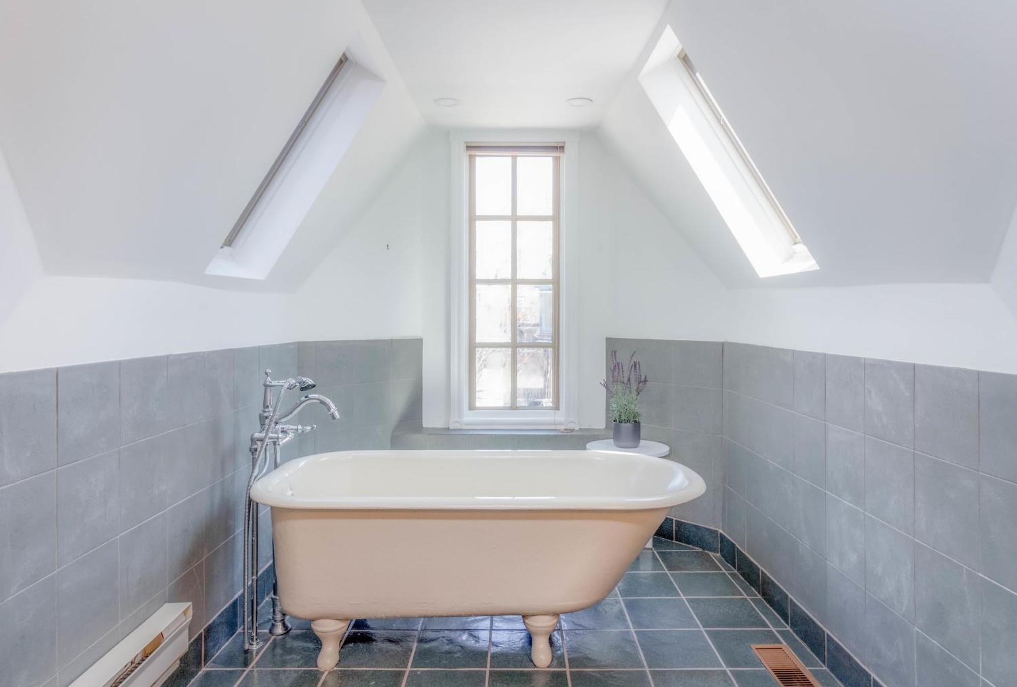 Apartment Warehouse Style Loft Near Yorkville