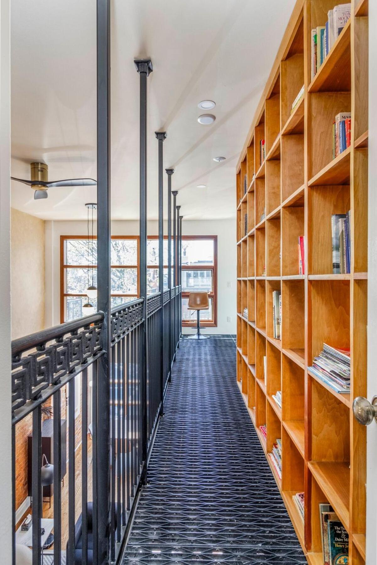 Warehouse Style Loft Near Yorkville Apartment *