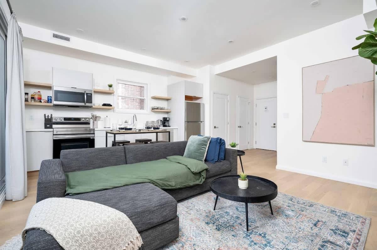 Spacious 2br Near Uoft And College Toronto