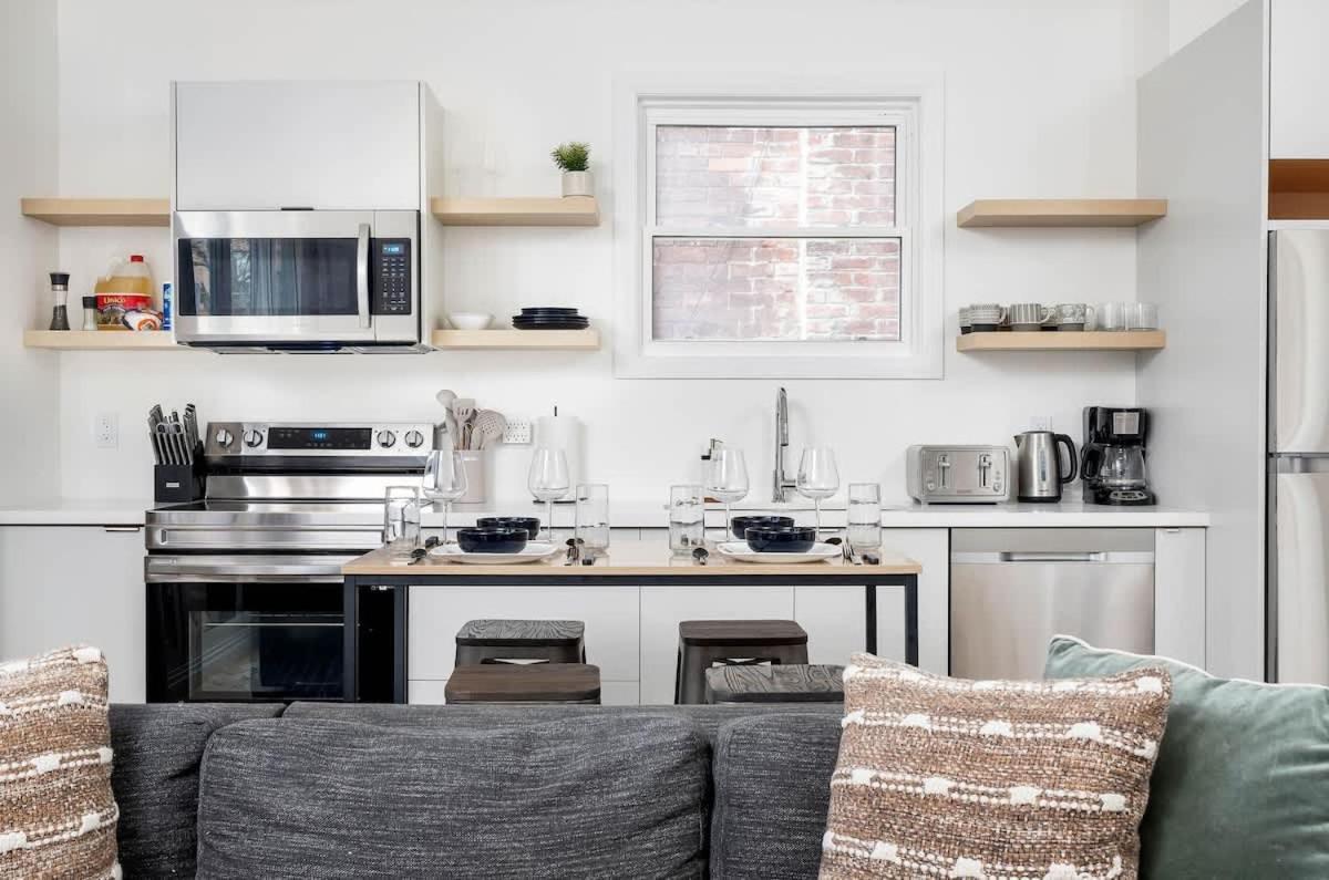 Spacious 2br Near Uoft And College