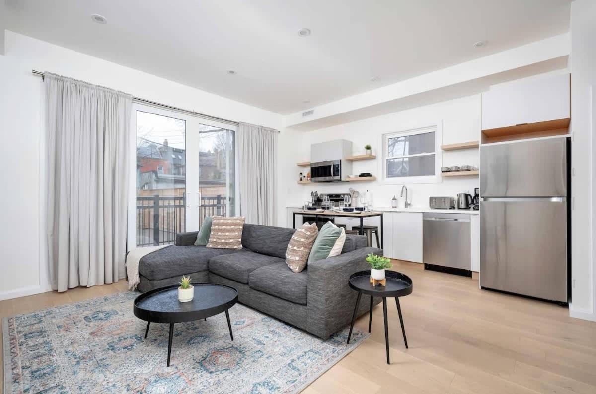 Spacious 2br Near Uoft And College Apartment