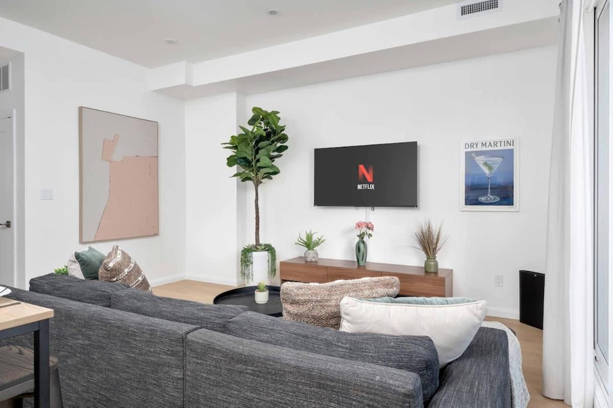 Spacious 2br Near Uoft And College Apartment *