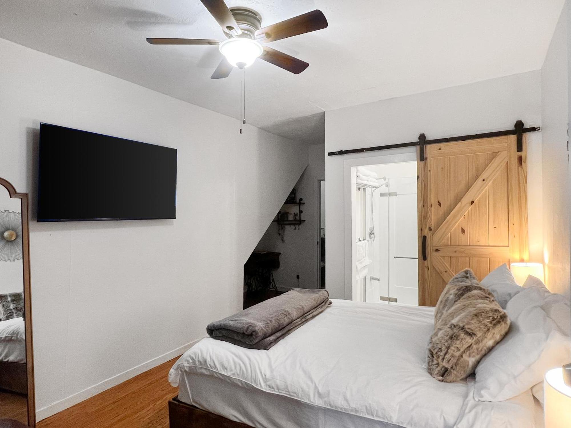 Cozy 2 Bedroom + 2 Bathroom Apartment *