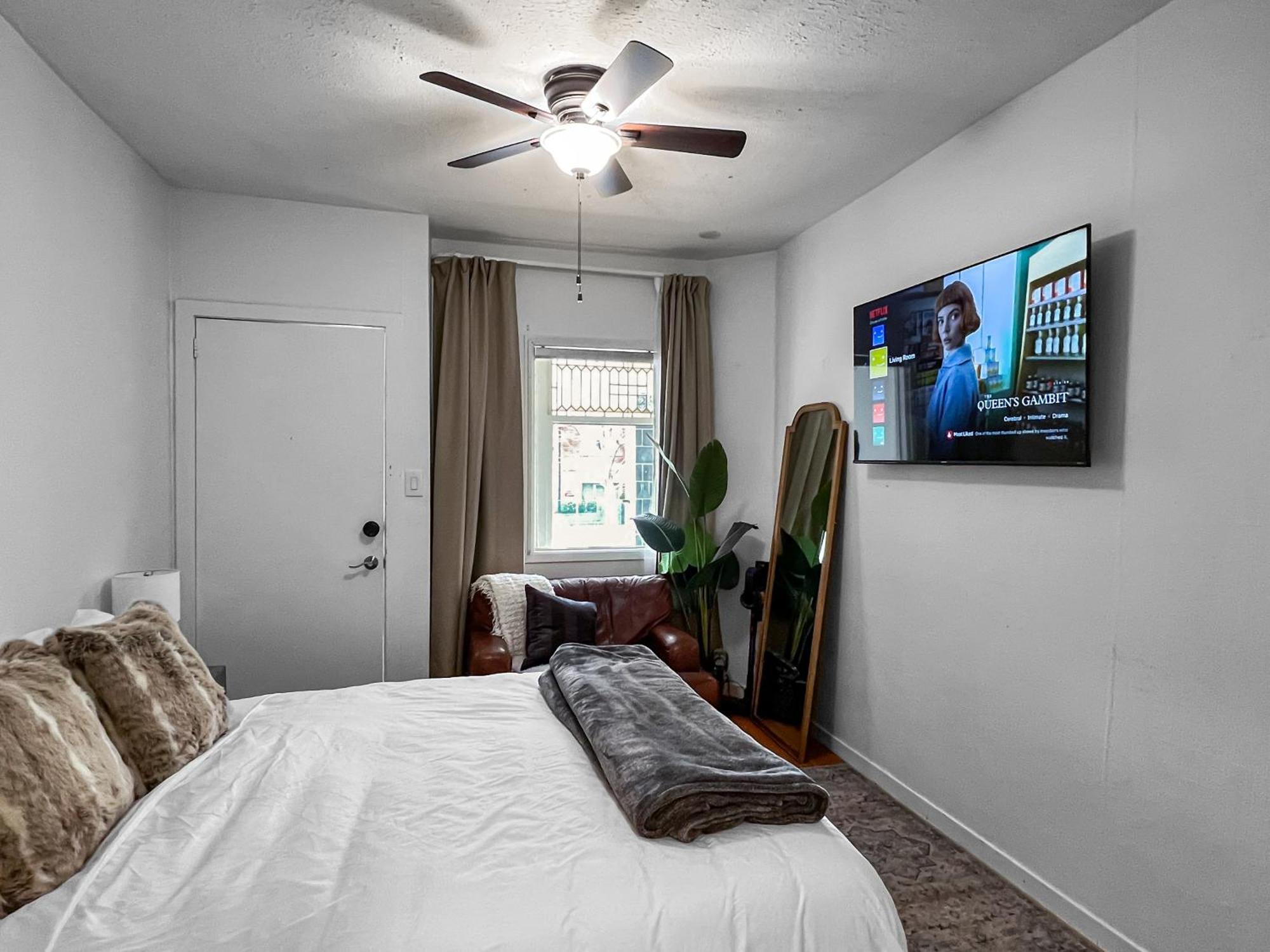 Cozy 2 Bedroom + 2 Bathroom Apartment Toronto
