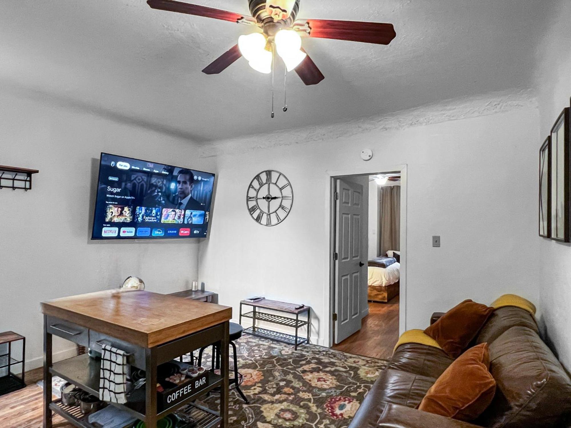 Cozy 2 Bedroom + 2 Bathroom * Toronto
