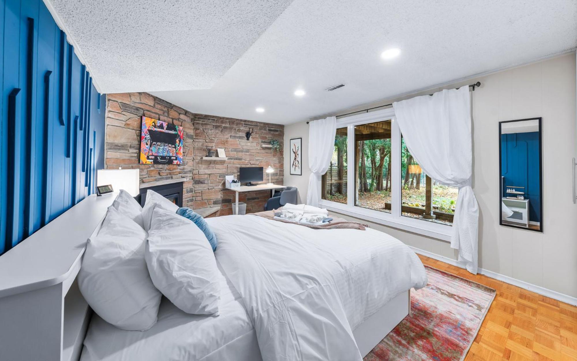 Spacious Bedroom With Garden View, Fridge, Workspace Toronto