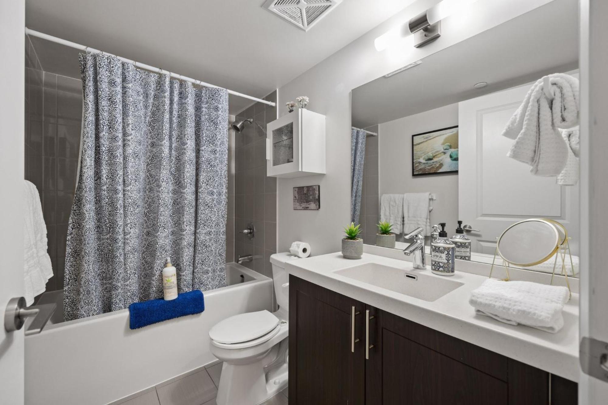 Luxury 2bdr W Pool, Hot Tub, Sauna & 10m From Airport Toronto